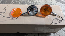Laden Sie das Bild in den Galerie-Viewer, Blinker vorne RV 50 neu wie original